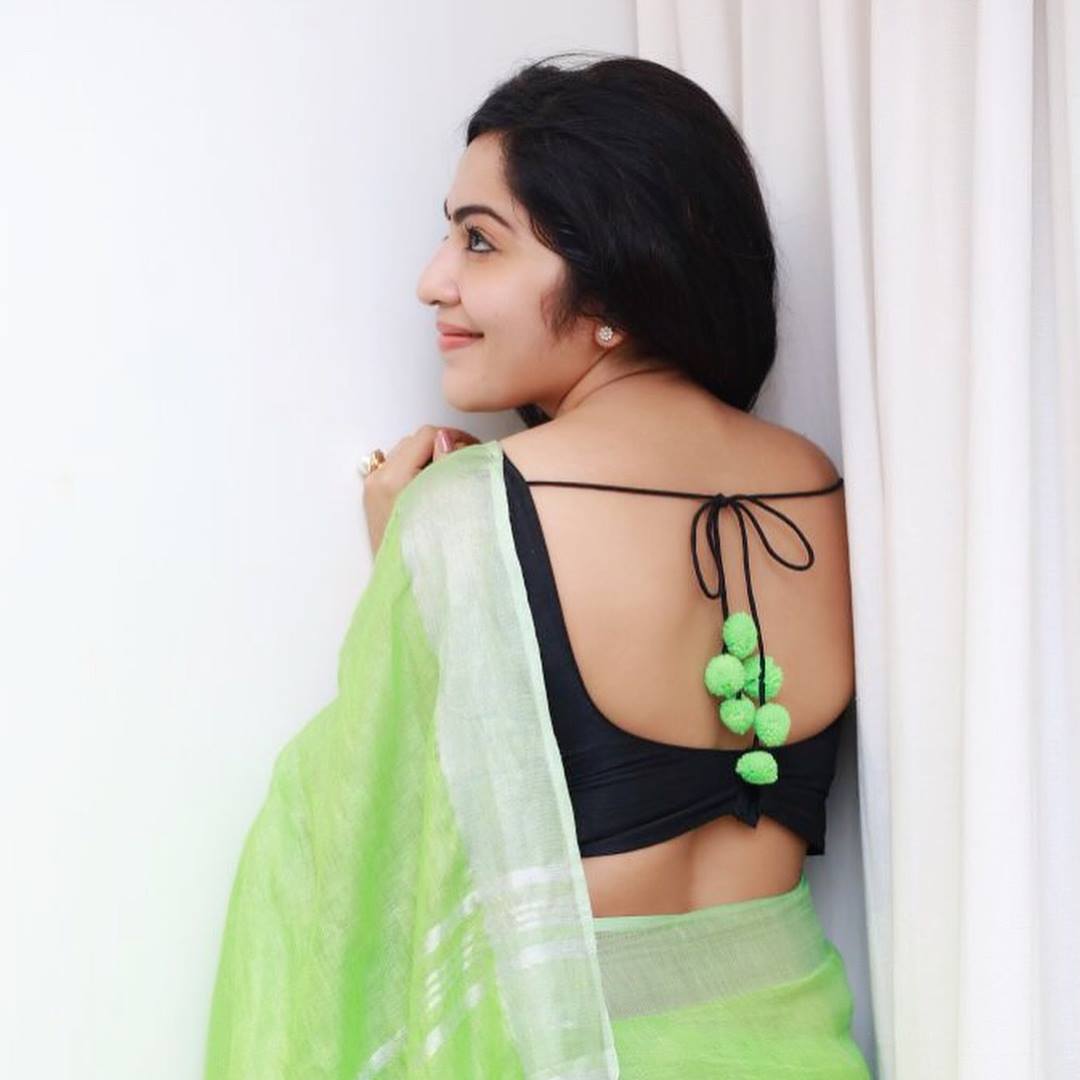 Indian TV Model Ramya Subramanian In Sleeveless Green Saree3